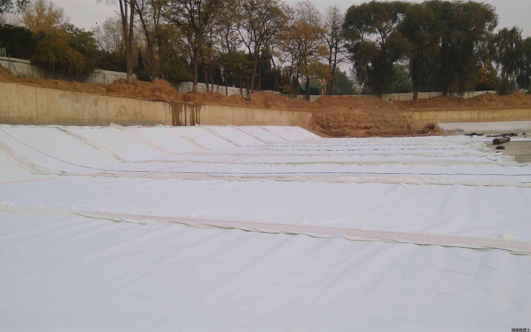 防水土工膜与蓄水池800g防渗土工布铺设施工全流程指南